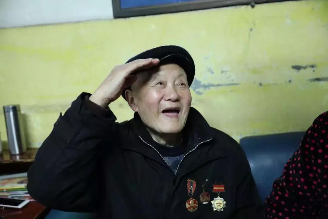 中央宣传部在湖北省来凤县向全社会公开发布张富清的先进事迹,授予他"