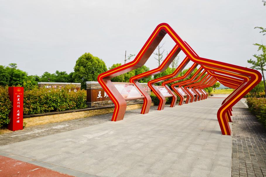 欢迎打卡!解放军青年林双拥主题公园开放