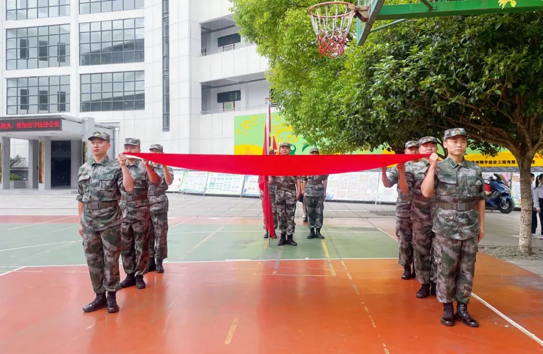 扣好人生第一粒扣子这支退役军人志愿服务队进校园宣传国旗文化